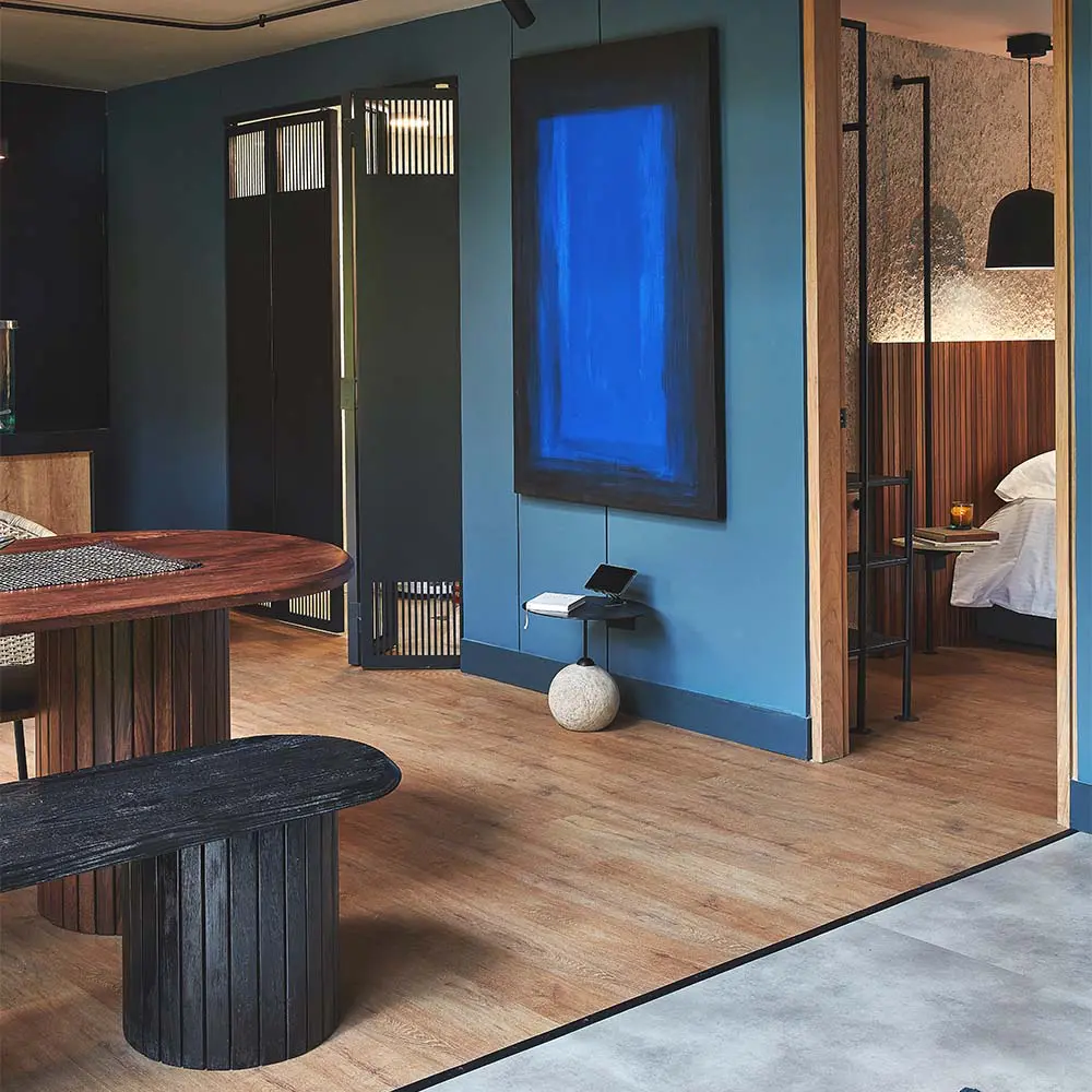 Un edificio en la zona rosa de medellín cargado de plantas tropicales y árboles