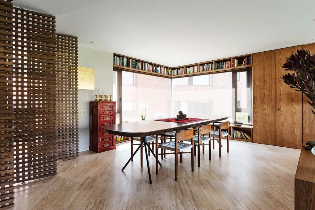 La madera como protagonista absoluta de este apartamento bogotano Apartamento bogotano