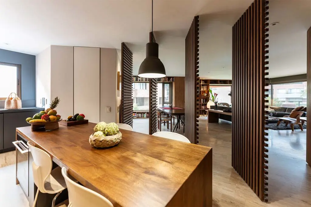 La madera como protagonista absoluta de este apartamento bogotano La madera como protagonista absoluta de este apartamento bogotano