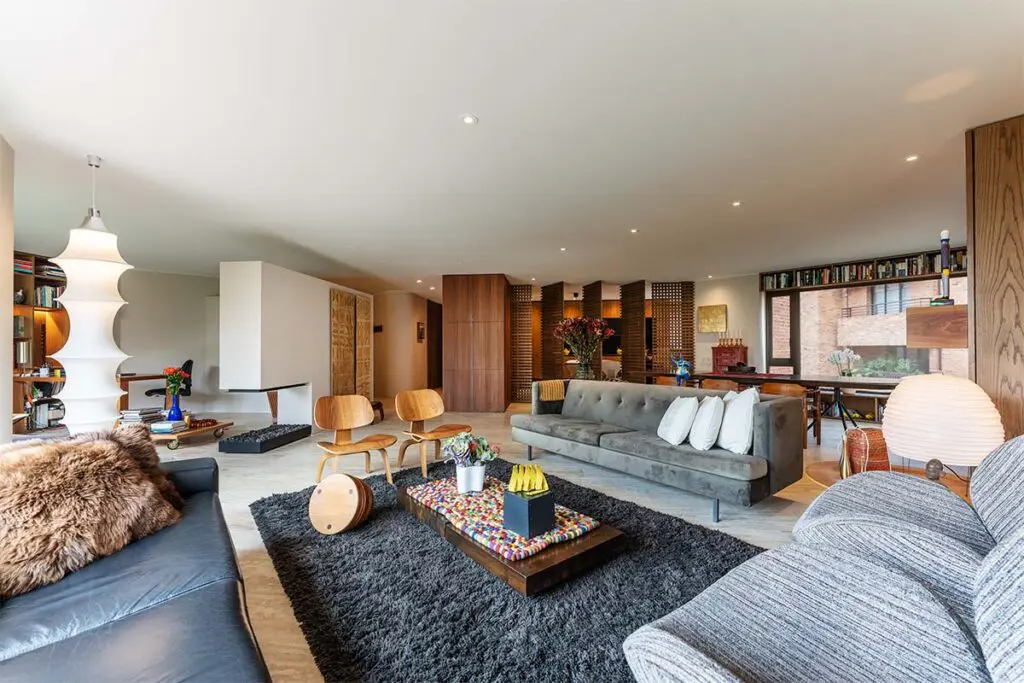 La madera como protagonista absoluta de este apartamento bogotano La madera como protagonista absoluta de este apartamento bogotano