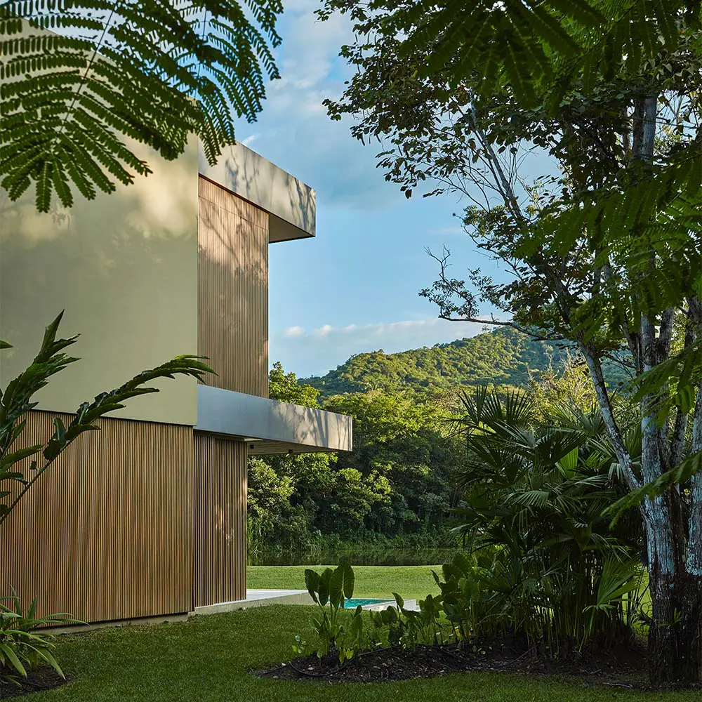 La arquitectura de una casa con cuatro fachadas, llena de aire y fluidez