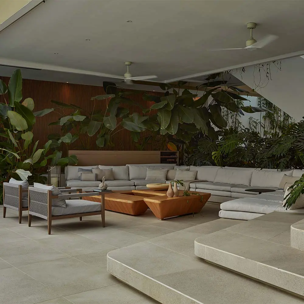 La arquitectura de una casa con cuatro fachadas, llena de aire y fluidez