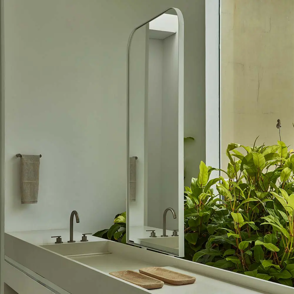 La arquitectura de una casa con cuatro fachadas, llena de aire y fluidez