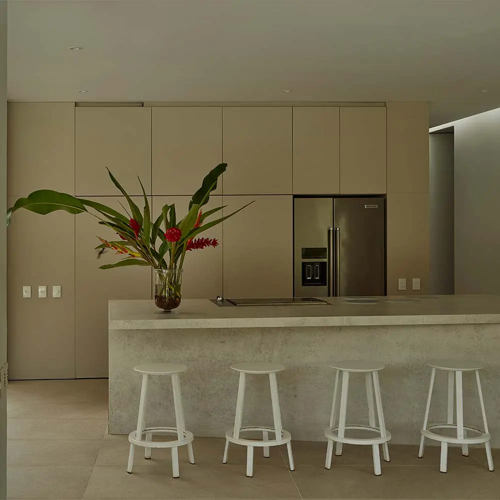 La arquitectura de una casa con cuatro fachadas, llena de aire y fluidez