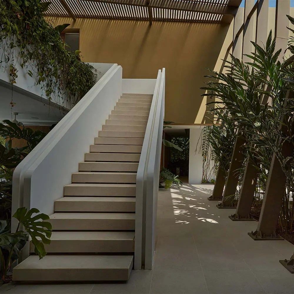 La arquitectura de una casa con cuatro fachadas, llena de aire y fluidez