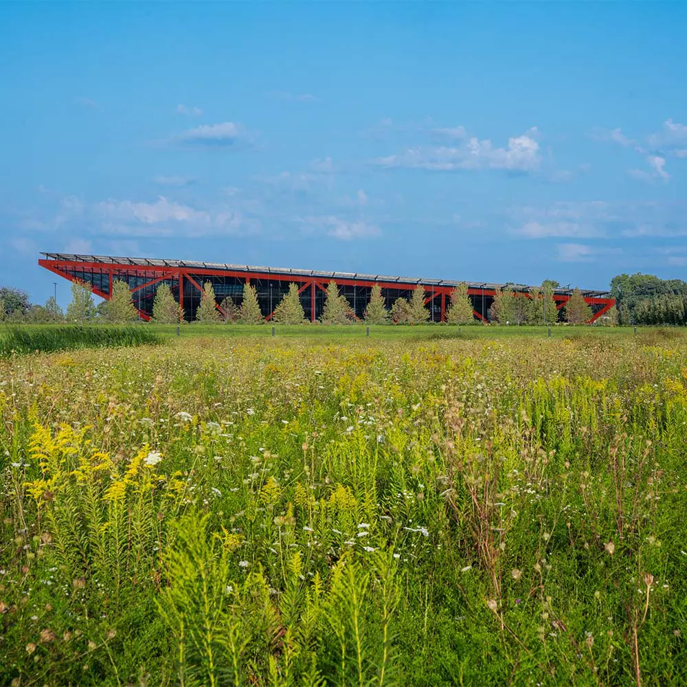 Conozca la arquitectura del centro de archivos militares pritzker