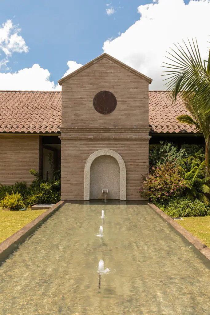 Una casa de descanso a las afueras de medellín hecha de ladrillo, tejas de barro y vidrio