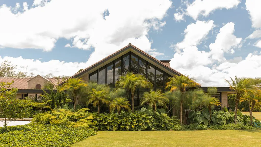 Una casa de descanso a las afueras de medellín hecha de ladrillo, tejas de barro y vidrio