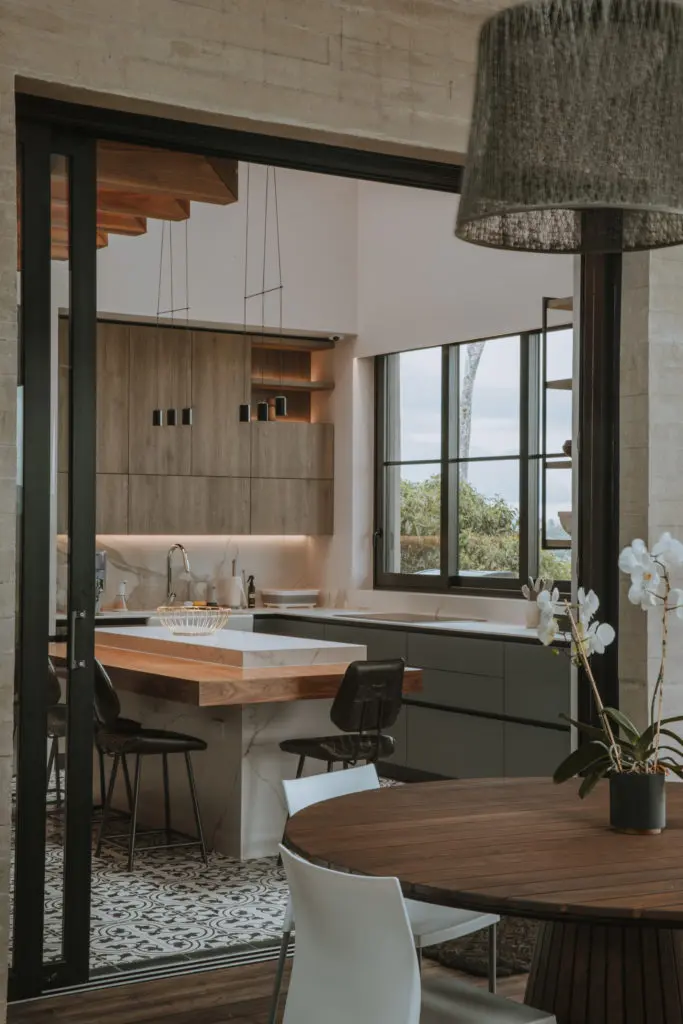 Una casa a las afueras de medellín que diseñada para disfrutar de la vista y la neblina del amanecer