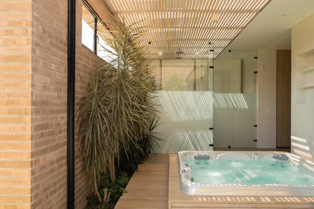 Una casa de descanso a las afueras de medellín hecha de ladrillo, tejas de barro y vidrio