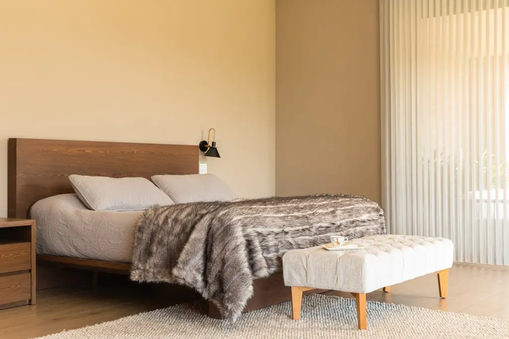 Una casa de descanso a las afueras de medellín hecha de ladrillo, tejas de barro y vidrio