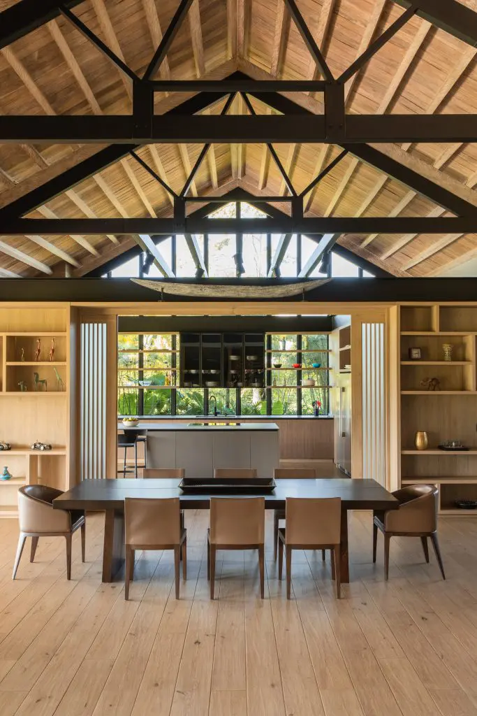 Una casa de descanso a las afueras de medellín hecha de ladrillo, tejas de barro y vidrio