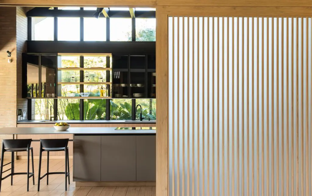 Una casa de descanso a las afueras de medellín hecha de ladrillo, tejas de barro y vidrio