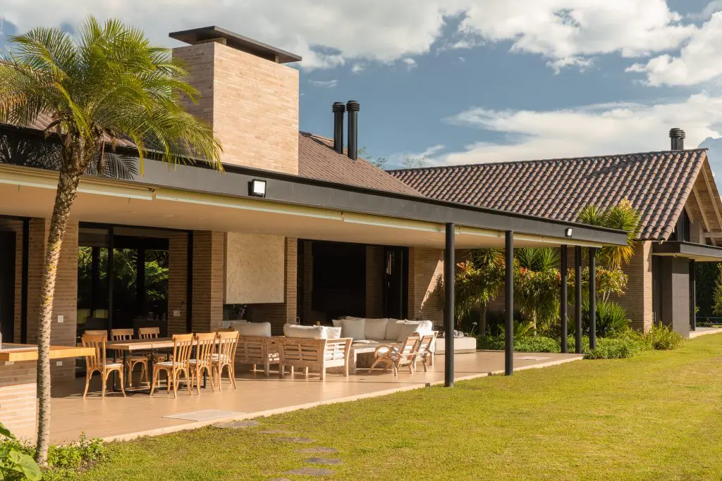 Una casa de descanso a las afueras de medellín hecha de ladrillo, tejas de barro y vidrio