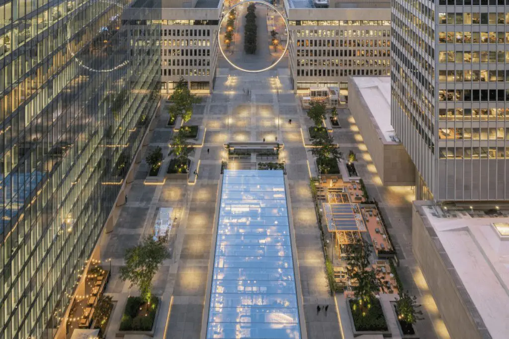 Esta plaza en canadá vincula la vida de la calle con el interior de los edificios Esta plaza en canadá vincula la vida de la calle con el interior de los edificios