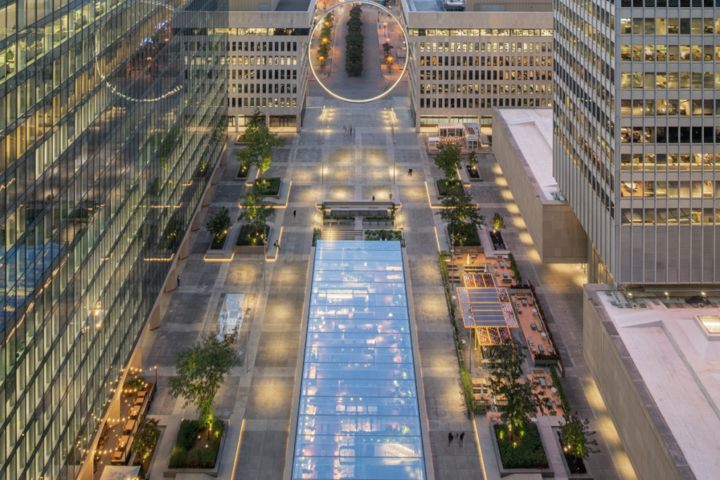 Esta plaza en canadá vincula la vida de la calle con el interior de los edificios