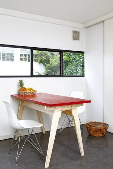 La sorprendente renovación de una casa de los años cincuenta en bogotá Comedor auxiliar para cocina.
