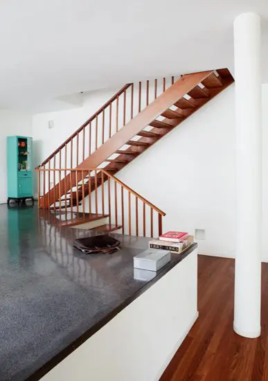 La sorprendente renovación de una casa de los años cincuenta en bogotá La escalera de cedro es la original y es uno de los elementos arquitectónicos de gran protagonismo.