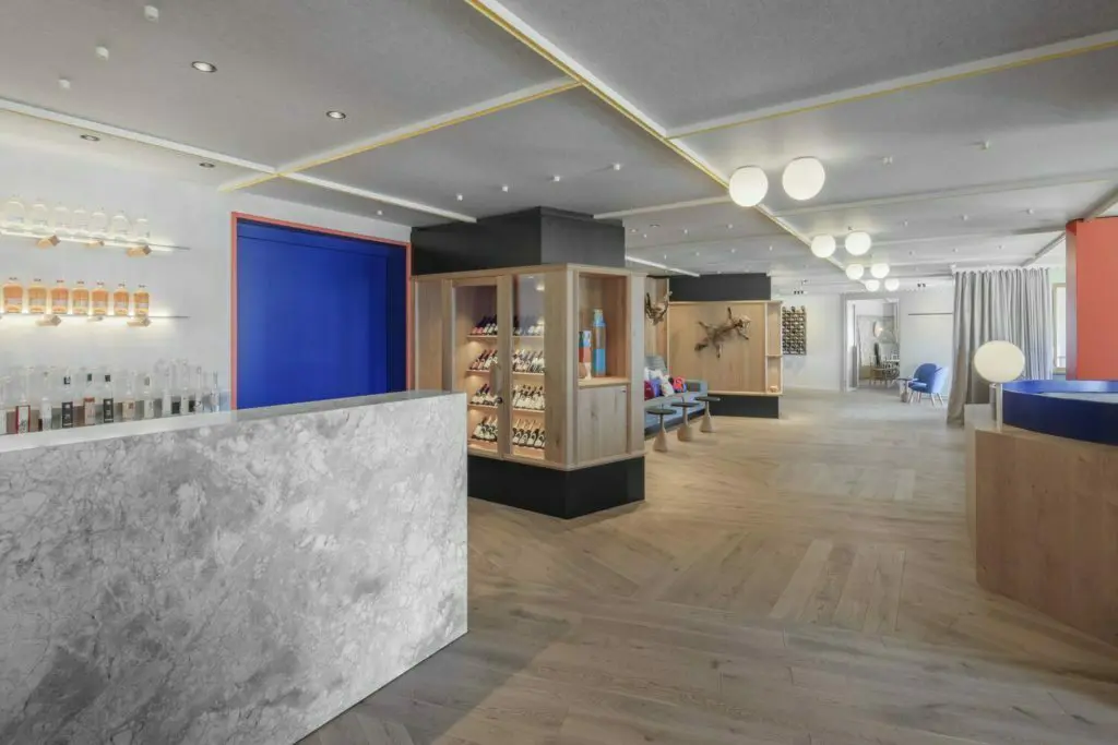 La restauración de un hotel ubicado en la región montañosa de los alpes italianos