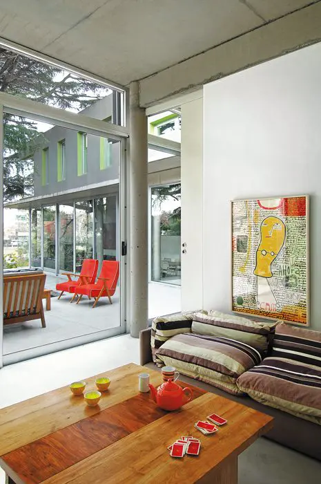 Un sorprendente y cálido hogar de líneas contemporáneas diseñado y construido en 8 meses Un sorprendente y cálido hogar de líneas contemporáneas diseñado y construido en 8 meses