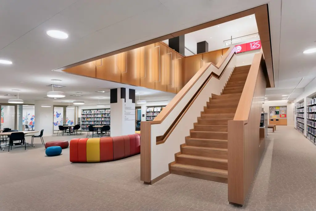 Una biblioteca fuera de serie en el corazón de manhattan en nueva york