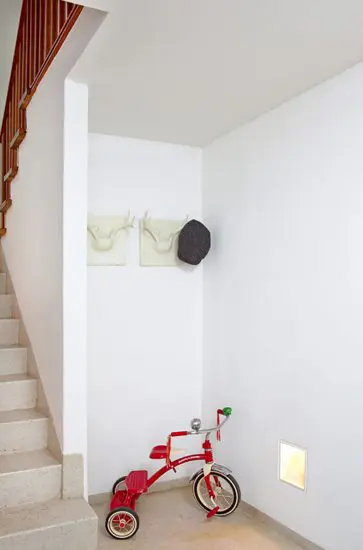 La sorprendente renovación de una casa de los años cincuenta en bogotá Hall de entrada.