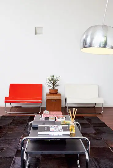 La sorprendente renovación de una casa de los años cincuenta en bogotá Una buena parte de los muebles de esta casa han sido comprados por internet.