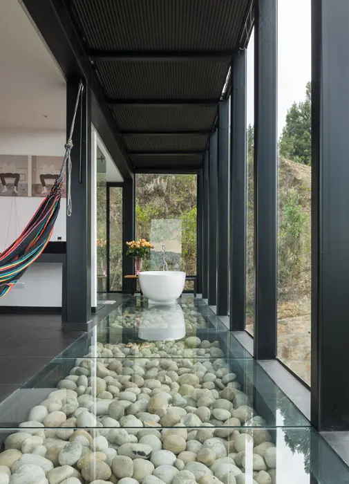 Una casa con diseño bioclimático abierta al paisaje andino colombiano Una casa con diseño bioclimático abierta al paisaje andino colombiano
