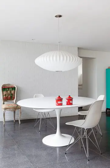 La sorprendente renovación de una casa de los años cincuenta en bogotá El comedor, compuesto por la mesa tulip y las sillas eames, hace honor a esta época. El toque contemporáneo lo da la mezcla de este ícono del diseño y la silla dieciochesca con tapizado moderno.