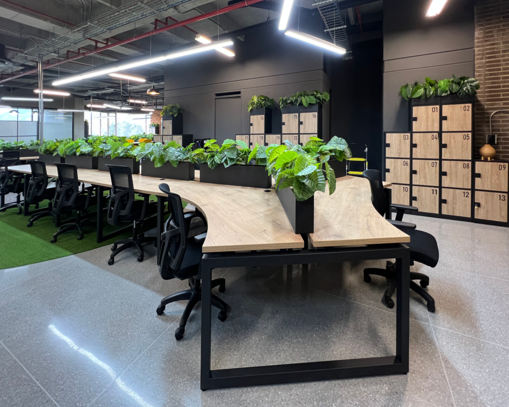 El diseño interior de estas oficinas es un oasis de productividad y creatividad 