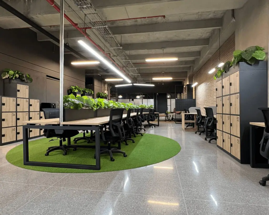 El diseño interior de estas oficinas es un oasis de productividad y creatividad El diseño interior de estas oficinas es un oasis de productividad y creatividad