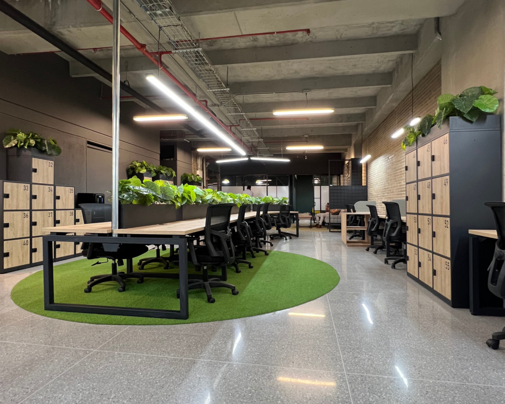 El diseño interior de estas oficinas es un oasis de productividad y creatividad 