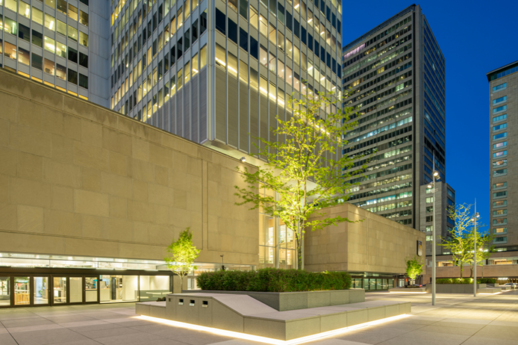 Esta plaza en canadá vincula la vida de la calle con el interior de los edificios