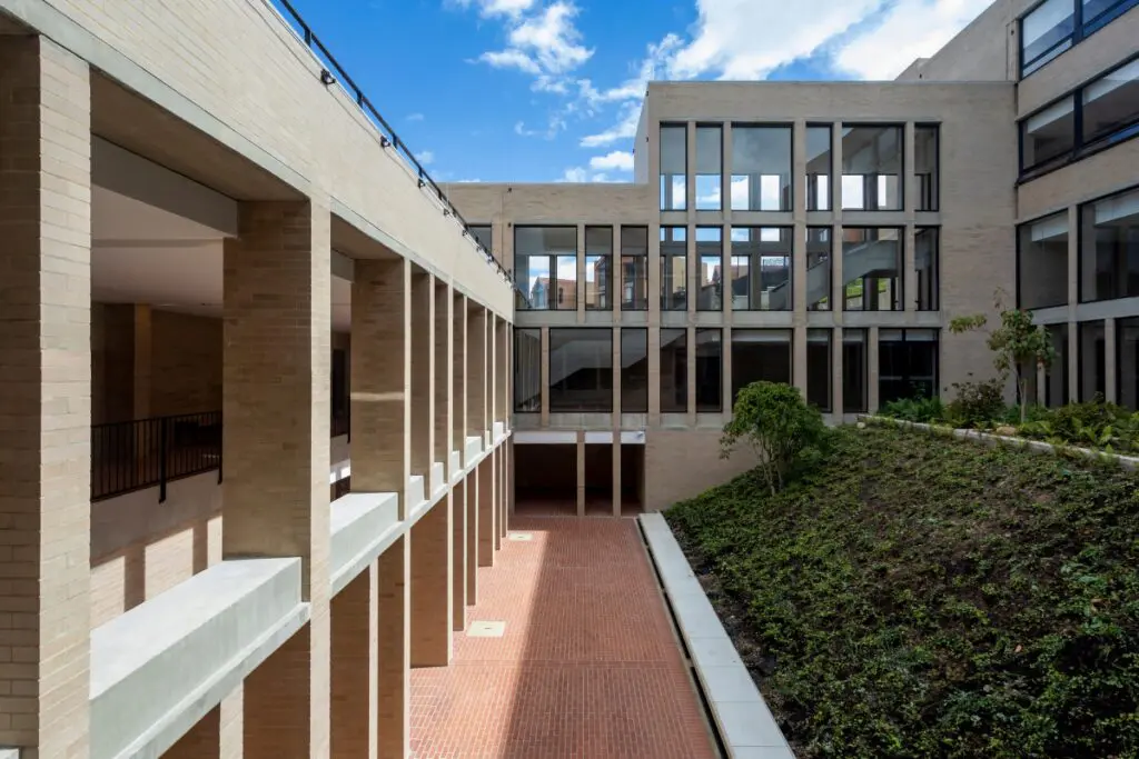 Este claustro en bogotá convive con la naturaleza, la ciudad y la comunidad