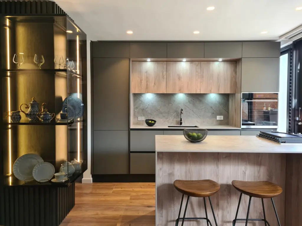 Una cocina colombiana de interiorismo elegante con un toque natural