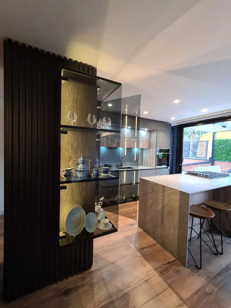 Una cocina colombiana de interiorismo elegante con un toque natural