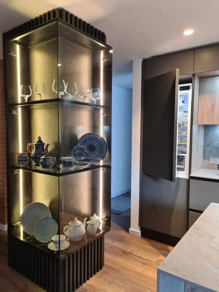 Una cocina colombiana de interiorismo elegante con un toque natural