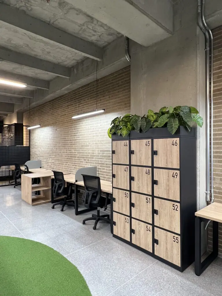 El diseño interior de estas oficinas es un oasis de productividad y creatividad 