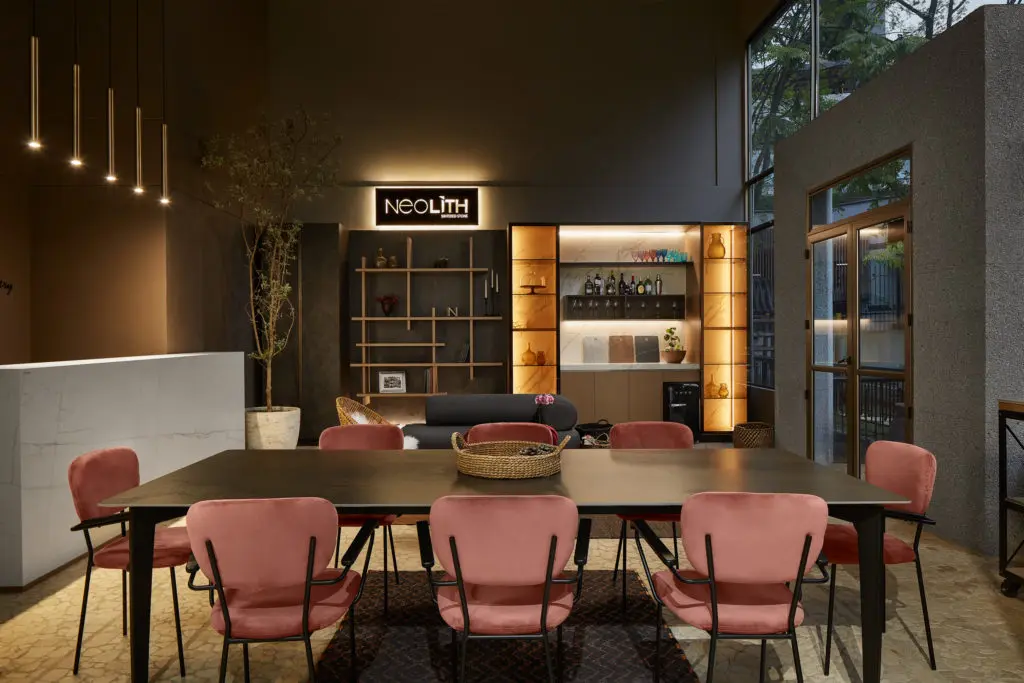 Un sinnúmero de superficies para revestimientos arquitectónicos en esta nueva galería en medellín