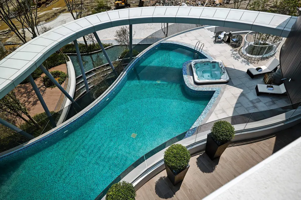 Un edificio residencial decontructivista diseñado para una vida en contacto con la naturaleza