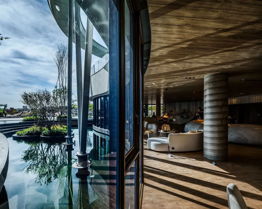 Un edificio residencial decontructivista diseñado para una vida en contacto con la naturaleza