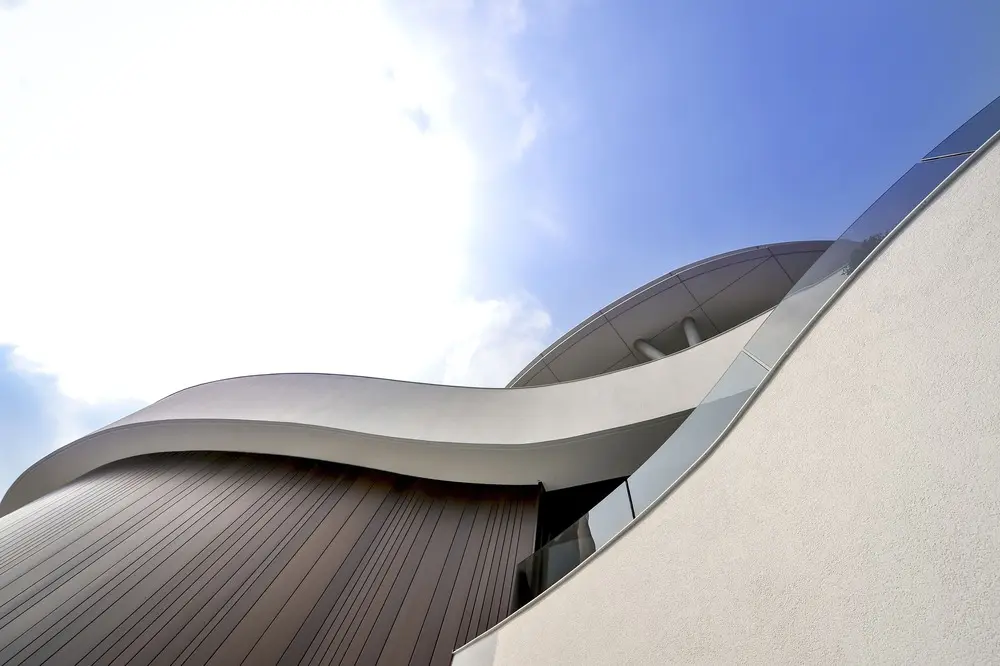 Un edificio residencial decontructivista diseñado para una vida en contacto con la naturaleza