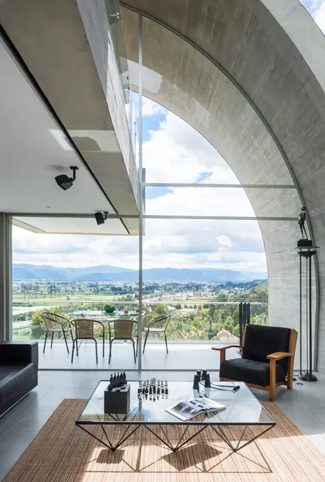 Una casa con diseño bioclimático abierta al paisaje andino colombiano Una casa con diseño bioclimático abierta al paisaje andino colombiano