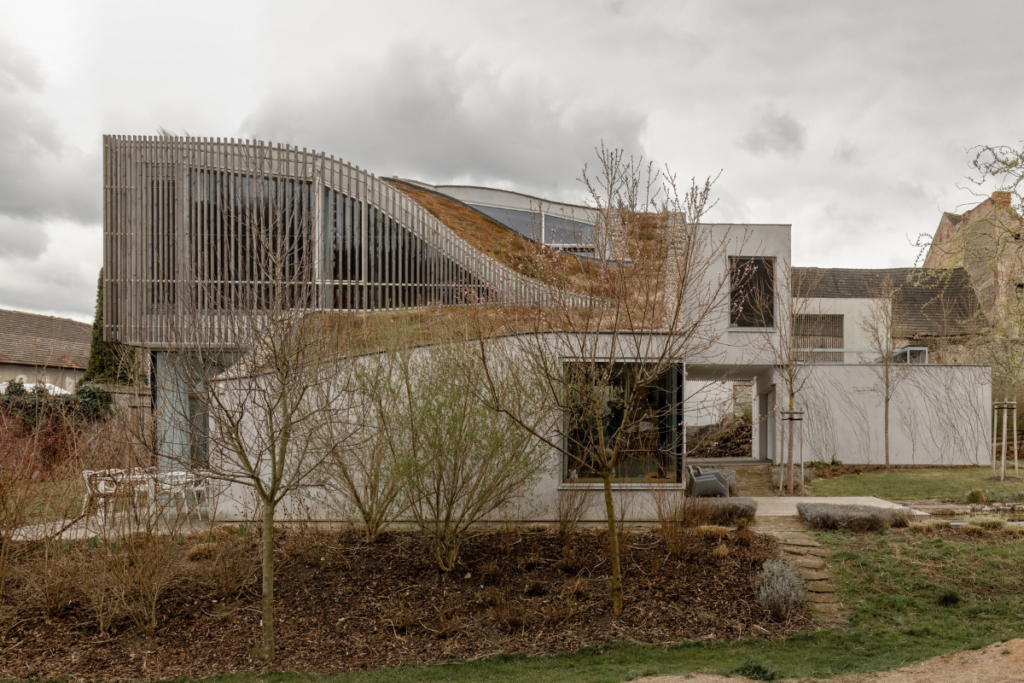 Esta casa familiar es una edificación abstracta que se integra con la rocas del lugar Esta casa familiar es una edificación abstracta que se integra con la rocas del lugar
