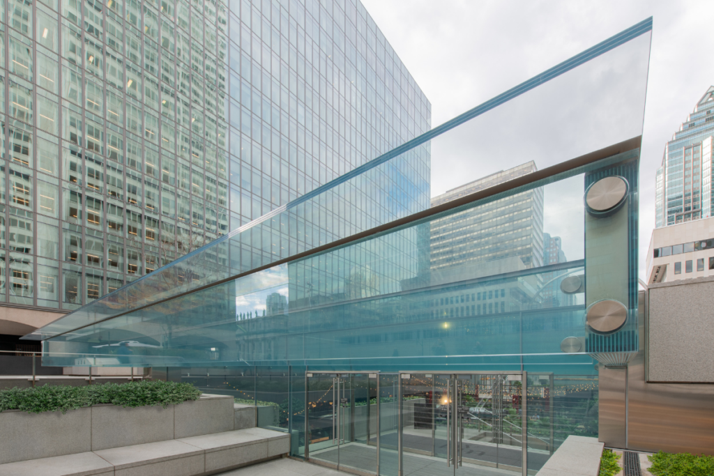 Esta plaza en canadá vincula la vida de la calle con el interior de los edificios
