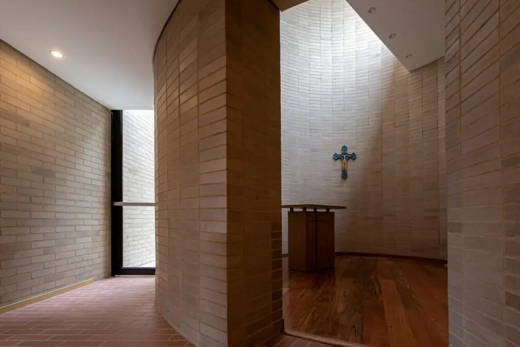 Este claustro en bogotá convive con la naturaleza, la ciudad y la comunidad