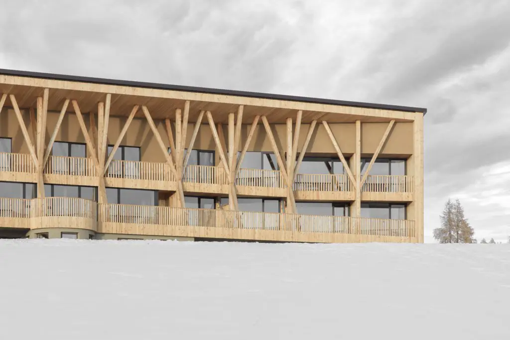 La restauración de un hotel ubicado en la región montañosa de los alpes italianos