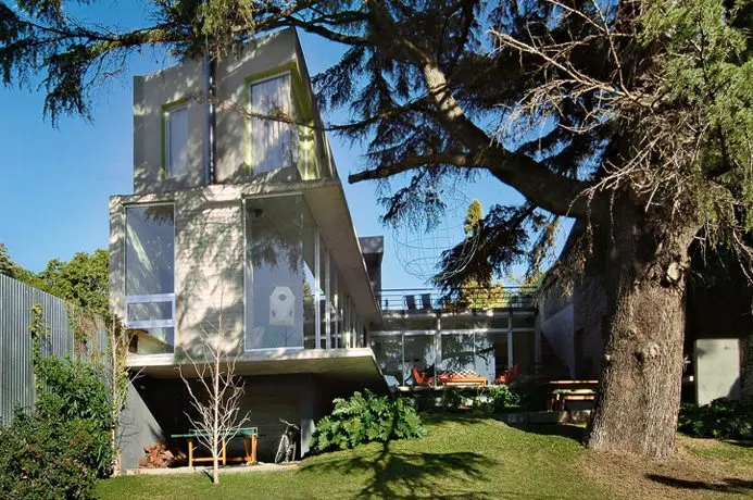 Un sorprendente y cálido hogar de líneas contemporáneas diseñado y construido en 8 meses Lavarello y zas