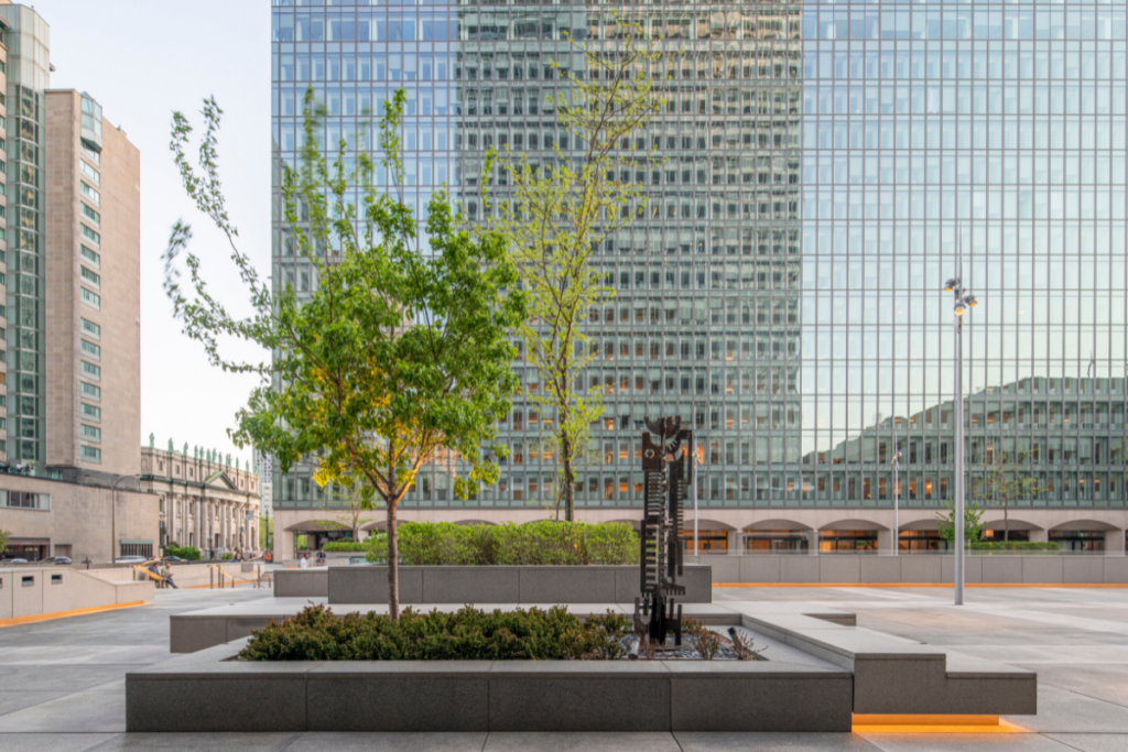 Esta plaza en canadá vincula la vida de la calle con el interior de los edificios