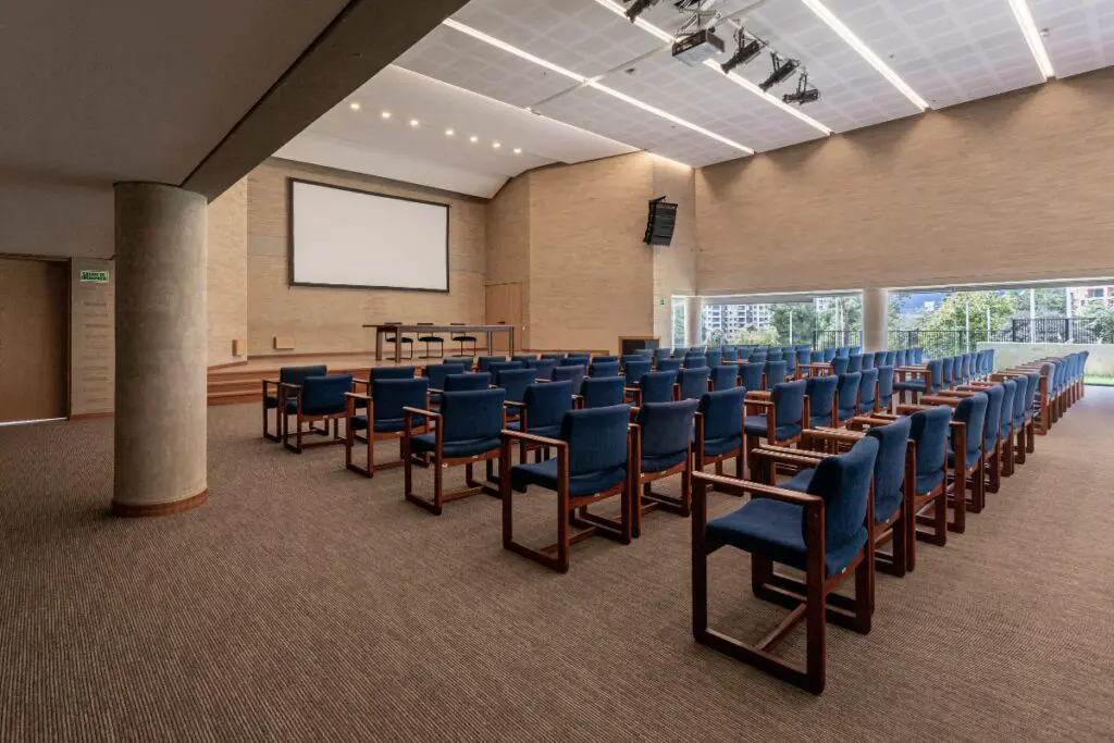 Este claustro en bogotá convive con la naturaleza, la ciudad y la comunidad